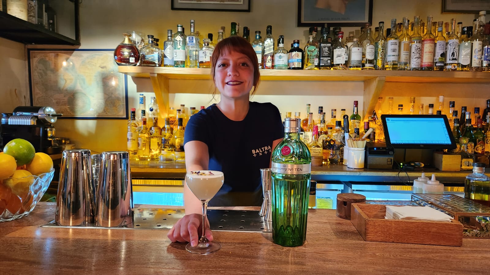 Bartenders Fanny Palma. Baltra Bar
