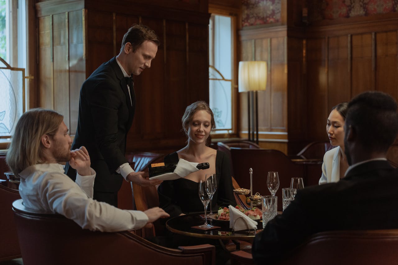 Sommelier sirviendo vino